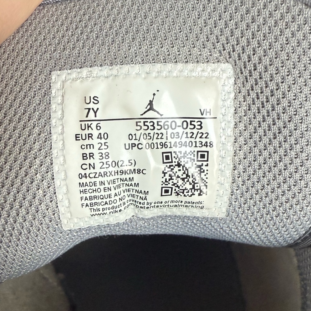 Nike Jordan grey sneakers - Picture 2 of 4